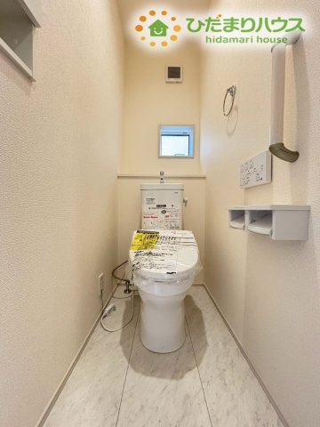 深谷市岡里　新築一戸建て　ブルーミングガーデン　01のトイレ|手すりとタオル掛けが備わった使いやすいトイレは、家族みんなが安心して使える快適な空間です。落ち着いた内装で清潔感もあり、毎日の暮らしを気持ちよくサポート♪細やかな設備が嬉しいポイントです！