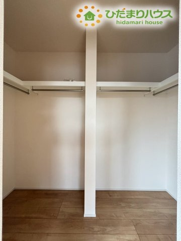 深谷市岡里　新築一戸建て　ブルーミングガーデン　01の収納|衣類や季節物をたっぷり収納できるウォークインクローゼット。見渡しやすいレイアウトで整理整頓がしやすく、毎日の支度もスムーズ。主寝室と合わせて使いやすい収納空間です♪
