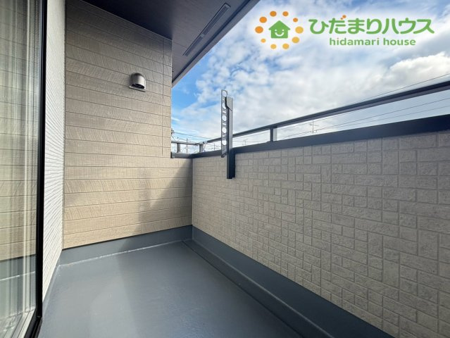 深谷市岡里　新築一戸建て　ブルーミングガーデン　01のバルコニー|2面バルコニーで洗濯動線がぐっと快適に◎ 風通しが良く、洗濯物が乾きやすい家事ラク仕様。朝の忙しい時間も効率よくこなせるほか、採光もたっぷり取り込める心地よい住空間です。
