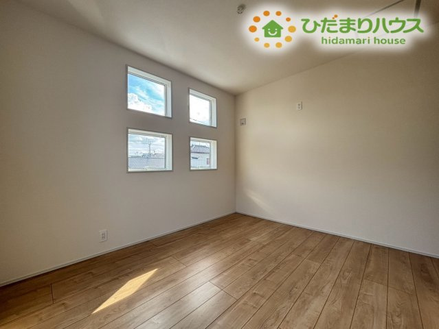 深谷市岡里　新築一戸建て　ブルーミングガーデン　01の子供部屋|学習机や収納棚を置いても動きやすいレイアウトで、毎日の生活が快適に過ごせます。日中は明るく、夜は落ち着いた雰囲気で集中しやすい環境をつくります。成長に合わせて模様替えしやすい点も魅力です◎