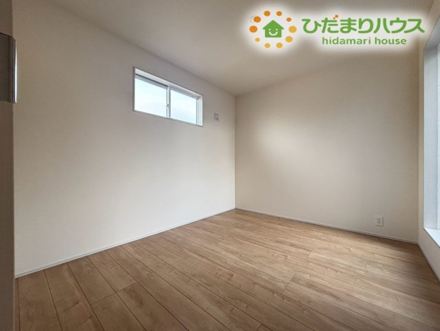 深谷市岡里　新築一戸建て　ブルーミングガーデン　01の洋室|自然光が入り、明るく落ち着いた雰囲気の洋室です。寝室や子供部屋、ワークスペースなど多用途に使えるため、ライフスタイルに合わせて柔軟に活用できます。