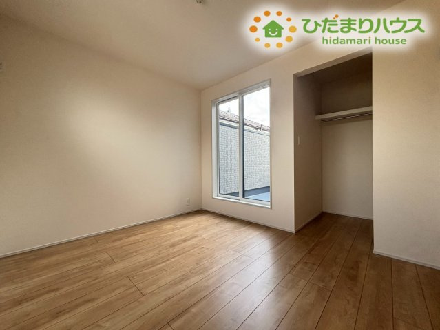 深谷市岡里　新築一戸建て　ブルーミングガーデン　01の洋室|家具配置がしやすい形状で、模様替えも簡単。プライベート空間として快適に過ごせる一部屋で、家族それぞれの時間を大切にできる住まいです。