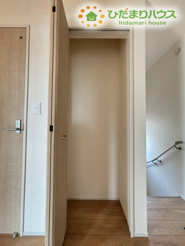 深谷市岡里　新築一戸建て　ブルーミングガーデン　01の収納|廊下に便利な収納スペースを完備。日用品や掃除道具、季節物まですっきり片付くため、生活感を抑えた美しい住まいをキープできます。家族みんなが使いやすい位置で、毎日の家事効率もアップします♪