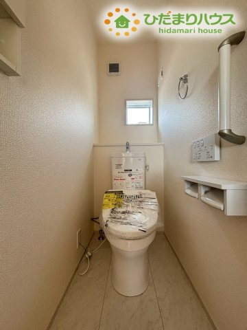 深谷市岡里　新築一戸建て　ブルーミングガーデン　01のトイレ|トイレは各階に完備され、忙しい時間帯もスムーズに使える快適な生活動線です◎ご家族が多いご家庭でも混雑しにくく、来客時にも安心。毎日の暮らしをストレスなく過ごせる嬉しい設備です！