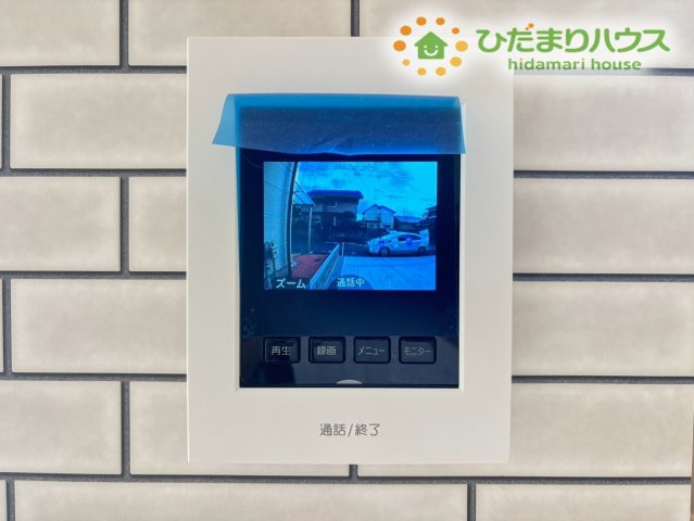 深谷市岡里　新築一戸建て　ブルーミングガーデン　01のセキュリティ|来訪者を画面で確認できるTVモニター付きインターフォンで安心の暮らしを実現。防犯性が高く、留守中の対応もスムーズ。お子様のいるご家庭でも安心して生活できる心強い設備です！