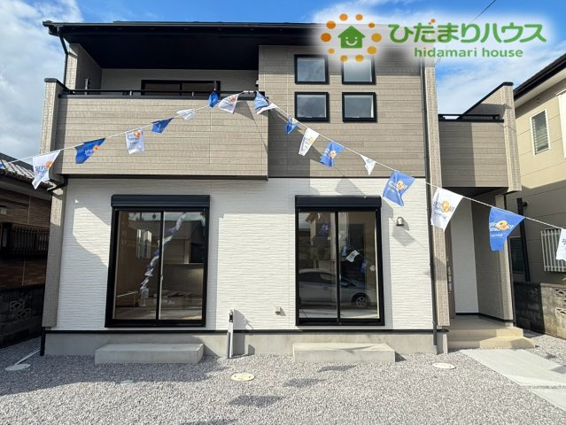 深谷市岡里　新築一戸建て　ブルーミングガーデン　01の外観|ツートンカラーの外観が目を引くスタイリッシュな住まいです。太陽光発電を搭載しており、環境にも家計にも優しいのが嬉しいポイント！デザイン性と機能性を兼ね備えた魅力的な外観です！