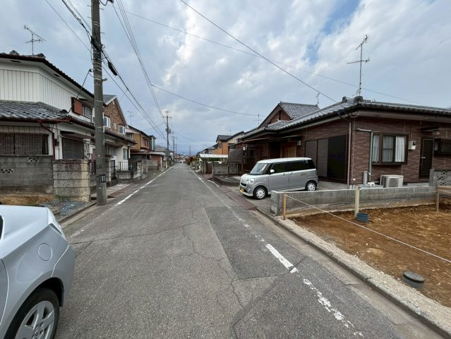 深谷市岡里　新築一戸建て　ブルーミングガーデン　01の前面道路含む現地写真