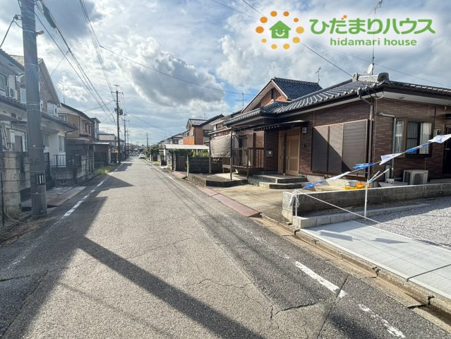 深谷市岡里　新築一戸建て　ブルーミングガーデン　01の前面道路含む現地写真|前面道路は約6mあり、車の出し入れがしやすいゆとりある道路幅です。見通しも良く、運転が苦手な方でも安心して駐車できますよ(^^)/