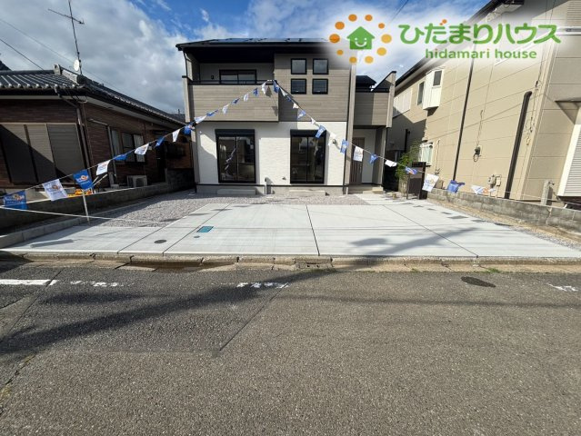 深谷市岡里　新築一戸建て　ブルーミングガーデン　01の駐車場|並列3台駐車できる広々としたカースペースは、来客時や複数台所有のご家庭にぴったり◎車の出し入れもスムーズで、アウトドア用品の積み下ろしにも便利です。生活の幅が広がる駐車環境です！