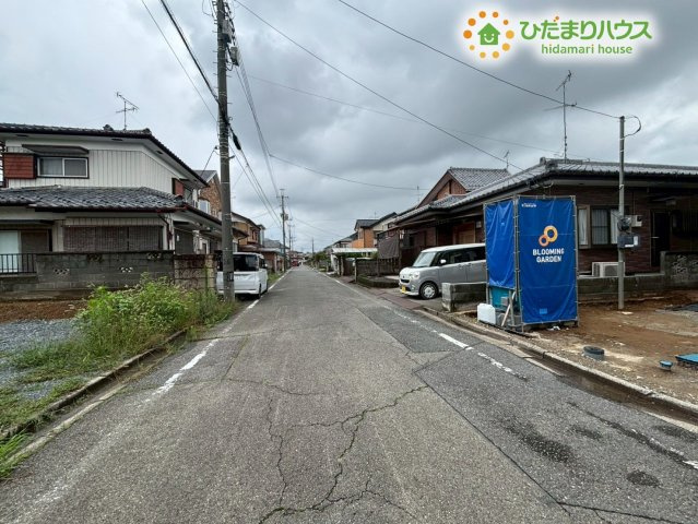 深谷市岡里　新築一戸建て　ブルーミングガーデン　01の前面道路含む現地写真