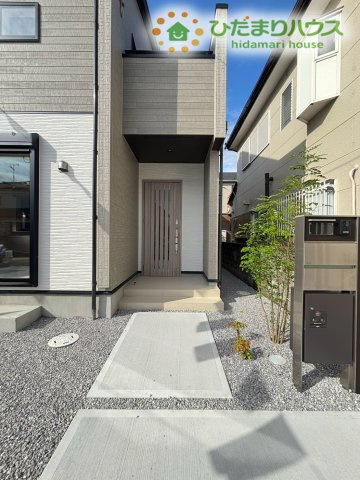 深谷市岡里　新築一戸建て　ブルーミングガーデン　01の玄関|玄関アプローチは、来客を気持ちよく迎えられる明るいスペースです。植栽や外構との相性も良く、住まいの印象をより美しく演出♪毎日の帰宅が楽しみになる玄関です！