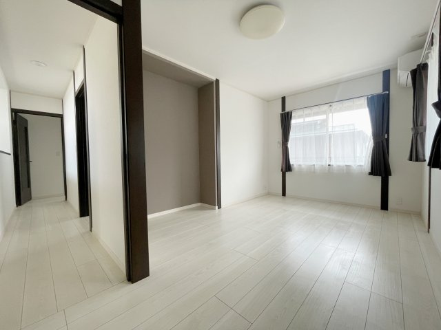 中古戸建・中古住宅　須賀川市向陽町　仁井田小学校・仁井田中学校の洋室|約8帖の洋室　南西側の2面採光で気持ちの良いプライベート空間！