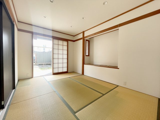 中古戸建・中古住宅　須賀川市向陽町　仁井田小学校・仁井田中学校の和室|1階6帖の和室　リビングの隣にあるのでお子様の遊び場にも最適なお部屋です！