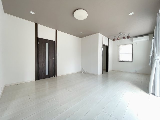 中古戸建・中古住宅　須賀川市向陽町　仁井田小学校・仁井田中学校の居間・リビング|リビングは南向きで陽当たりが良く快適なくつろぎの空間です！