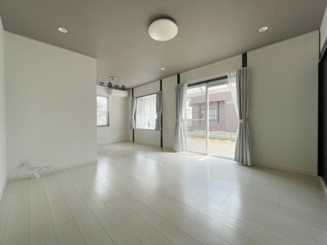 中古戸建・中古住宅　須賀川市向陽町　仁井田小学校・仁井田中学校の居間・リビング|大きな窓から広いお庭を見渡すことができます！日差しもたっぷり入るので気持ちの良いリビングです！