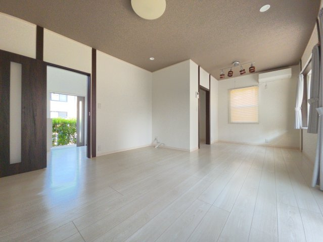 中古戸建・中古住宅　須賀川市向陽町　仁井田小学校・仁井田中学校の居間・リビング|大きな窓から広いお庭を見渡すことができます！日差しもたっぷり入るので気持ちの良いリビングです！