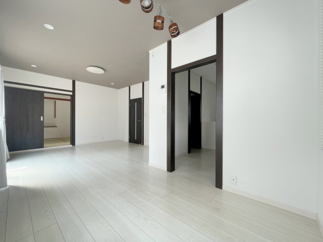 中古戸建・中古住宅　須賀川市向陽町　仁井田小学校・仁井田中学校の居間・リビング|キッチンとリビングが分かれているため急な来客時でも安心です！
