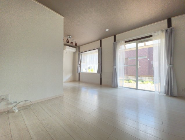 中古戸建・中古住宅　須賀川市向陽町　仁井田小学校・仁井田中学校の居間・リビング|大きな窓から広いお庭を見渡すことができます！日差しもたっぷり入るので気持ちの良いリビングです！
