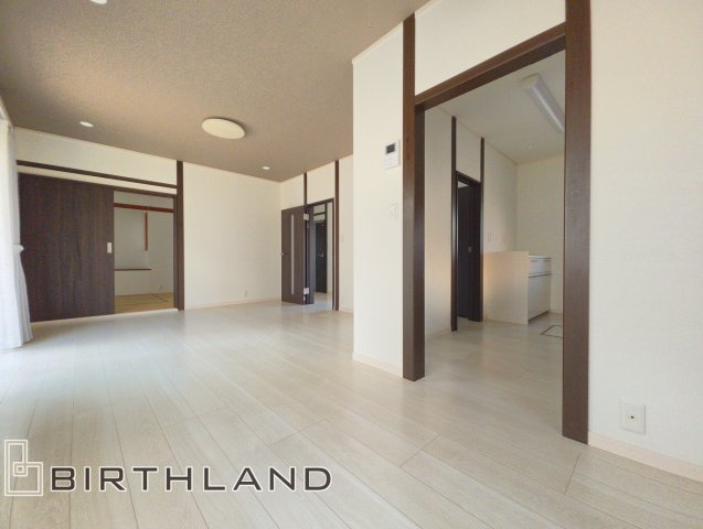 中古戸建・中古住宅　須賀川市向陽町　仁井田小学校・仁井田中学校のキッチン|明るいカラーのキッチンスペースは清潔感があり、お料理に集中できる空間！