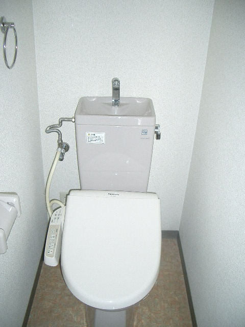 大阪市中央区松屋町の賃貸マンションのトイレ