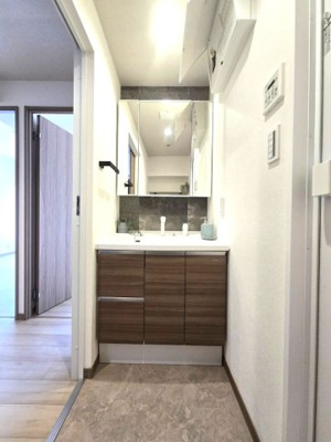 【独立洗面台】 | ライオンズマンション高宮南 | 個人的に、リフォームするならこだわりたいランキング第1位！！洗面です。収納豊富な3面鏡は朝の強い味方