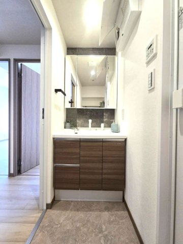 ライオンズマンション高宮南の独立洗面台|個人的に、リフォームするならこだわりたいランキング第1位！！洗面です。収納豊富な3面鏡は朝の強い味方