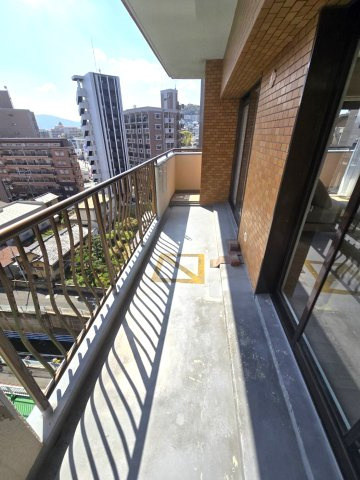 ライオンズマンション高宮南のバルコニー|幅が広くクリーンな印象のバルコニー☆
大きなバルコニーは柔らかい風を運んできます…♪
洗濯物もたくさ