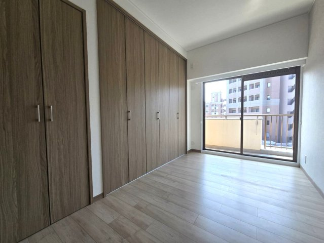 ライオンズマンション高宮南の洋室|陽当たり良好なので日中は電気をつけずに明るく居心地が良いお部屋になりそうです☆