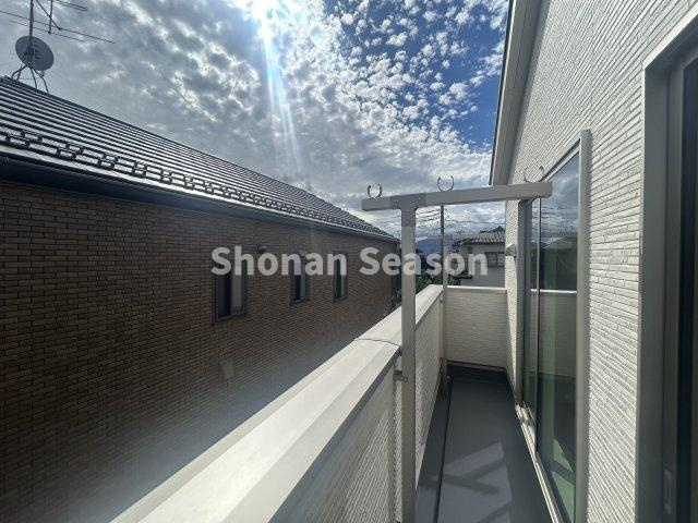 【現地画像あり】海老名市国分寺台第17　全２棟　2号棟のバルコニー|２部屋から出入り可能な２面バルコニーで、家事動線も良好です！