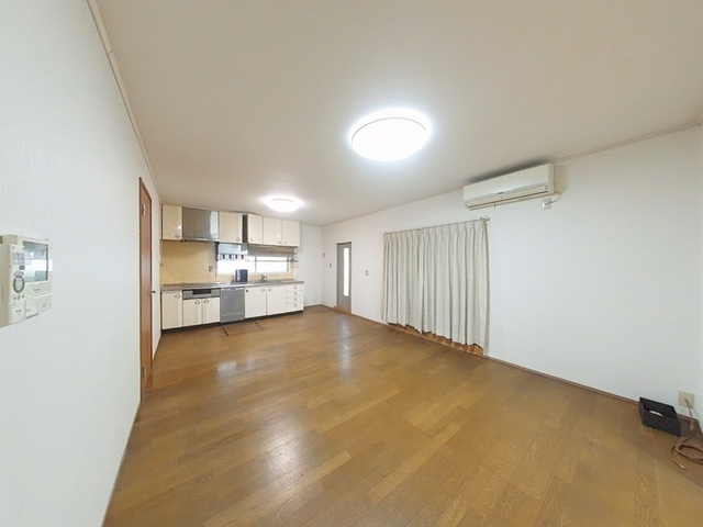【オール電化住宅】高知市一宮東町5丁目　中古一戸建ての居間・リビング|開放感あふれる広々LDK。家具を置いてもゆとりある大空間です♪