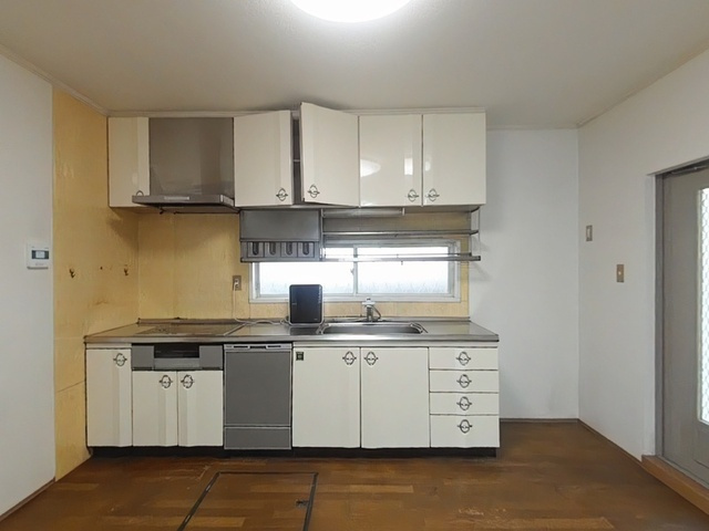 【オール電化住宅】高知市一宮東町5丁目　中古一戸建てのキッチン|窓のある明るいキッチン♪上下に豊富な収納を備えています