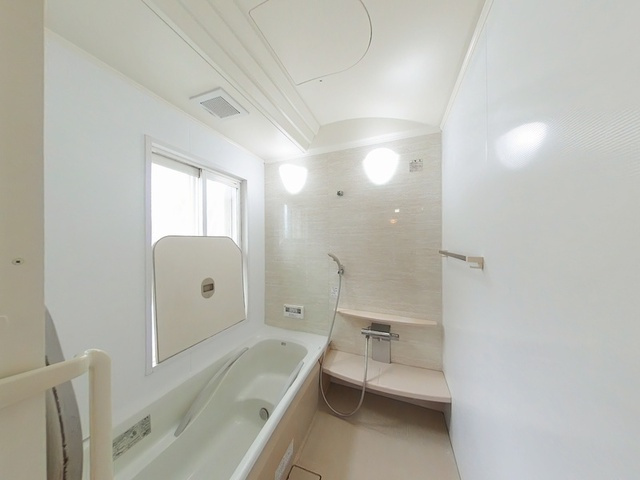 【オール電化住宅】高知市一宮東町5丁目　中古一戸建ての浴室|一日の疲れを癒すバスタイム！清潔感のある広々とした浴室♪