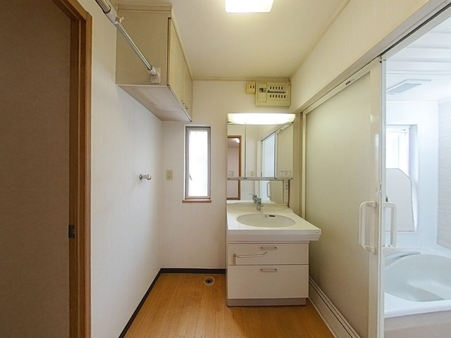 【オール電化住宅】高知市一宮東町5丁目　中古一戸建ての洗面所|脱衣スペースもゆとりがあり、忙しい朝の身支度もスムーズに◎