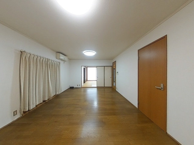 【オール電化住宅】高知市一宮東町5丁目　中古一戸建ての洋室|奥行きのあるLDK。大きな窓から心地よい光が差し込みます☆
