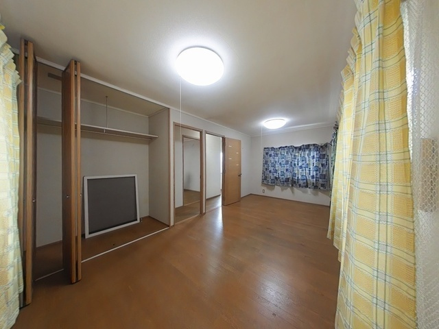 【オール電化住宅】高知市一宮東町5丁目　中古一戸建ての洋室|たっぷり収納可能なクローゼット付き！お部屋をスッキリ広く使えます◎
