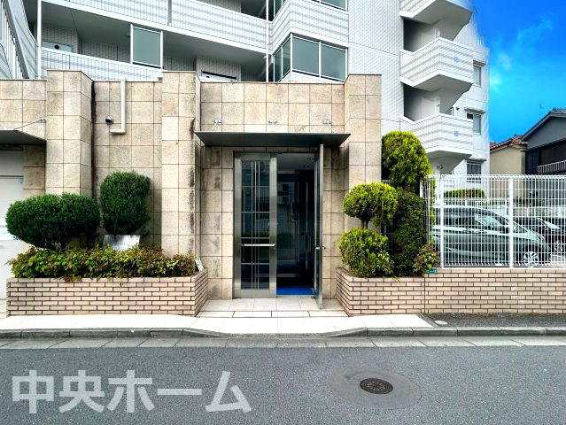 ゼファー北小岩クリアスのエントランス|【エントランス】マンションのエントランスは、その物件の印象を決める、顔とも言える場所です。毎日通る場所ですからきれいなのが一番です。エントランス内はオートロックですので暮らしの安全も確保されています。