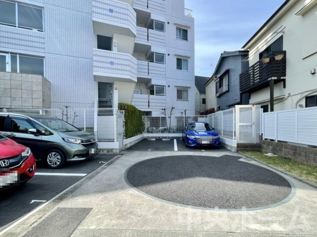 ゼファー北小岩クリアスの駐車場|【敷地内駐車場】最新の空き状況や費用などの詳細は担当スタッフまでお問い合わせください。