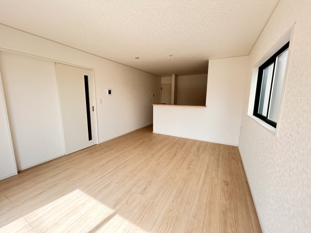 【Cradle garden】小山市東間々田 第7期の居間・リビング|〇2号棟・LDK15帖〇
ご家族みんながゆったりくつろげる広々リビング。ゆとりある空間が、日常を心地よいひとときに変えてくれます。
※2026年4月撮影