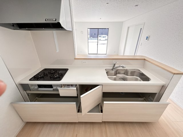 【Cradle garden】小山市東間々田 第7期のキッチン|〇2号棟　キッチン〇
収納力たっぷりのシステムキッチン。増えがちな調理器具やカトラリー、かさ張るタッパーやお弁当箱など、なんでも収納可能です！
※2026年4月撮影