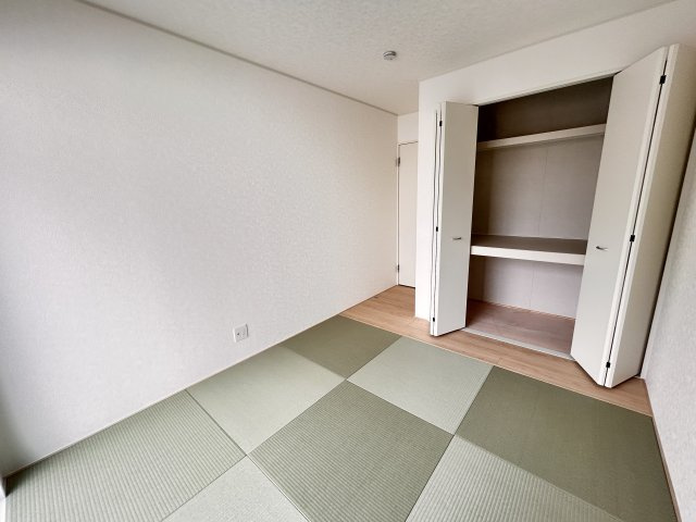 【Cradle garden】小山市東間々田 第7期の和室|〇2号棟　1F和室5.7帖〇
玄関から直接入れる和室は客間として最適です。ご両親やお友達が泊まりに来た時にゆったりくつろげるスペースとしても活躍します。
※2026年4月撮影