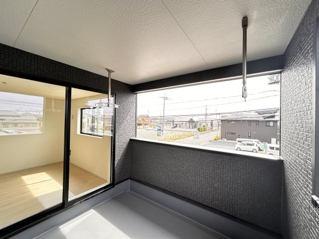 【Cradle garden】小山市東間々田 第7期のバルコニー|〇2号棟　インナーバルコニー〇
屋根付きのインナーバルコニーは、急な雨でも安心。
奥行があるので洗濯物も干しやすく、暮らしに頼れるスペースです！
※2026年4月撮影