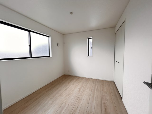 【Cradle garden】小山市東間々田 第7期の洋室|〇2号棟・2階5.2帖洋室〇
ひとり時間を楽しむのにちょうどいいサイズ感♪
2階ならではの眺望も毎日の暮らしに彩りを添えてくれます。
※2026年4月撮影