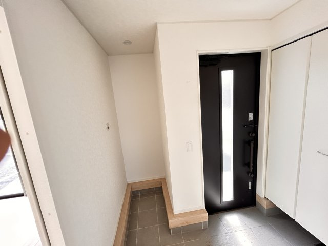 【Cradle garden】小山市東間々田 第7期の玄関|〇2号棟　玄関〇
玄関横の大容量シューズインクローゼット！靴だけでなく傘・ベビーカー・アウトドア用品などもまとめて収納できて大変便利です♪
※2026年4月撮影