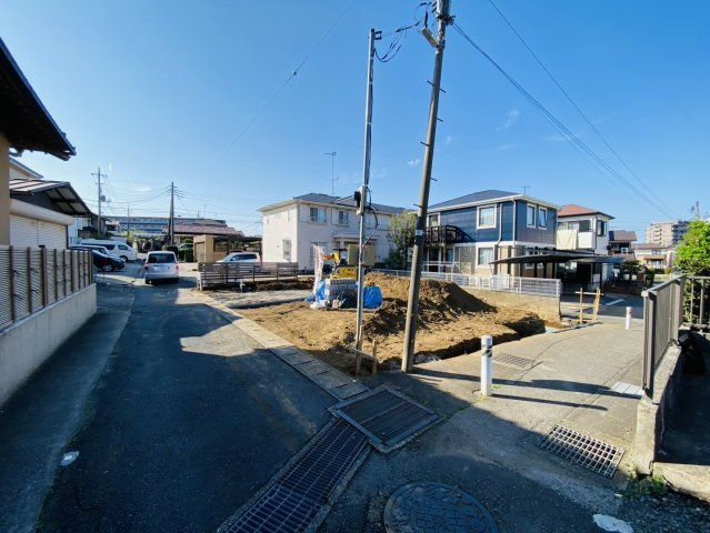 飯田町２期　新築戸建ての前面道路含む現地写真