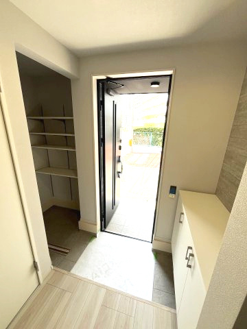 【内装】 | 福岡市城南区鳥飼6丁目1期　2号棟（全2棟）【仲介手数料無料・0円】 | 施工例。リビングです。施工例は完成時と異なる場合があります。