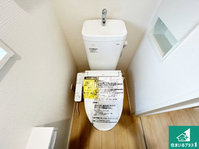 ●大和高田市築山　第5期　新築一戸建てのトイレ|1・2階の2ヶ所にあるので、朝の忙しい時間の順番待ちもなく、深夜の利用にも大変便利です。