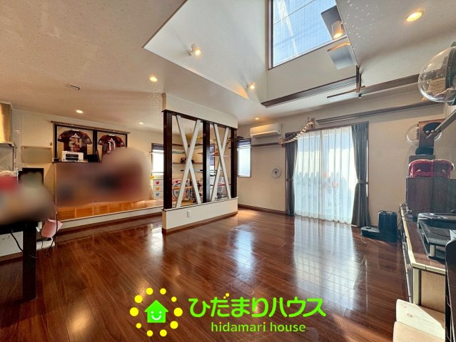 白岡市西８丁目　中古一戸建ての居間・リビング