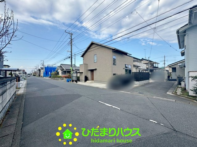 白岡市西８丁目　中古一戸建ての前面道路含む現地写真