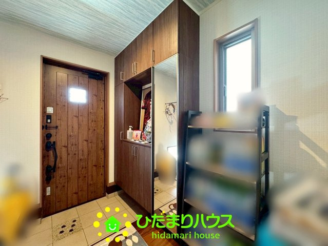 白岡市西８丁目　中古一戸建ての玄関