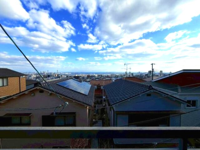 灘区薬師通4丁目の展望|低層の一戸建てを中心とした街並みが整然と続き、周辺は高い建物が建っていないので、採光や開放性に恵まれ、空が広く緑の多い閑静な趣を感じる環境です。
